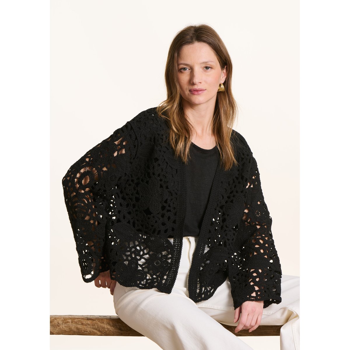 Gilet court ouvert en maille crochet noir, LA FEE MARABOUTEE