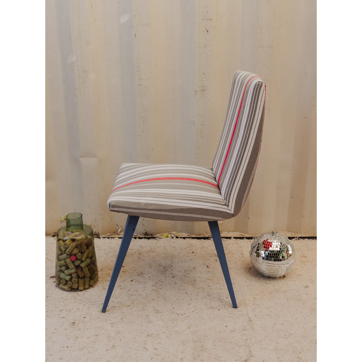 Chaise en tissu rayé et bois Alma N°1852 - Bon état gris, DEBONGOUT