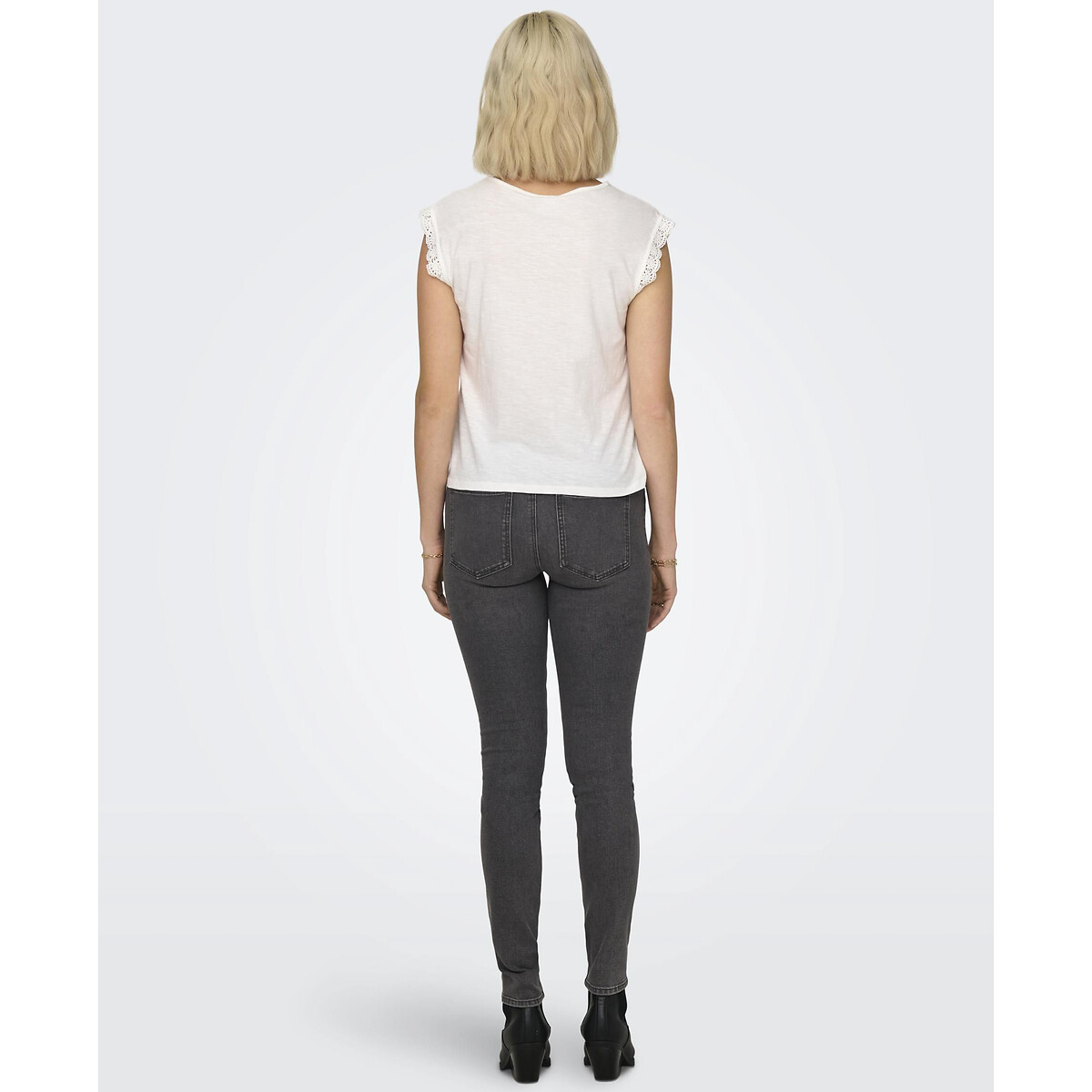 T-shirt girocollo, maniche in pizzo bianco, JDY