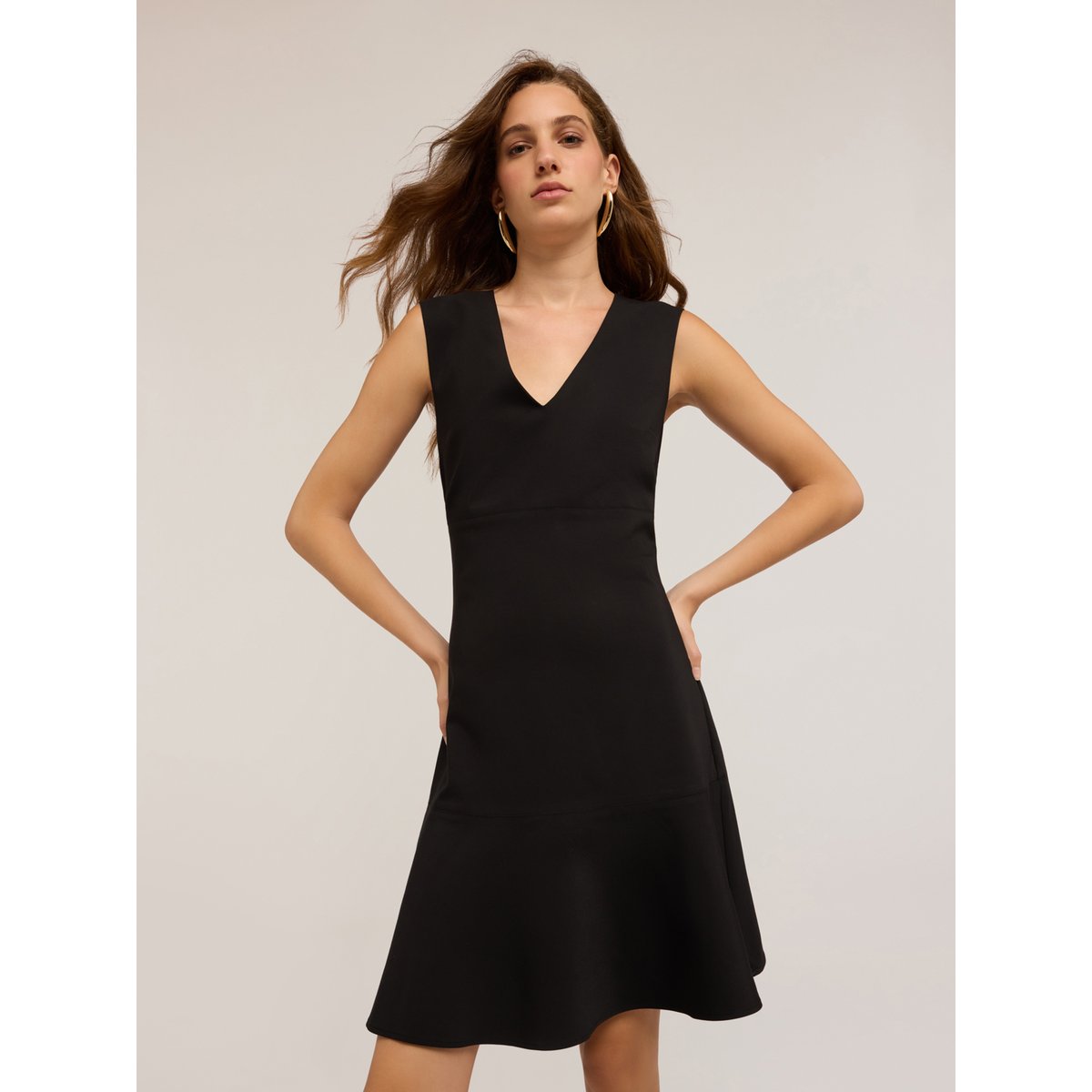 Robe évasée avec décolleté en V noir, MOTIVI