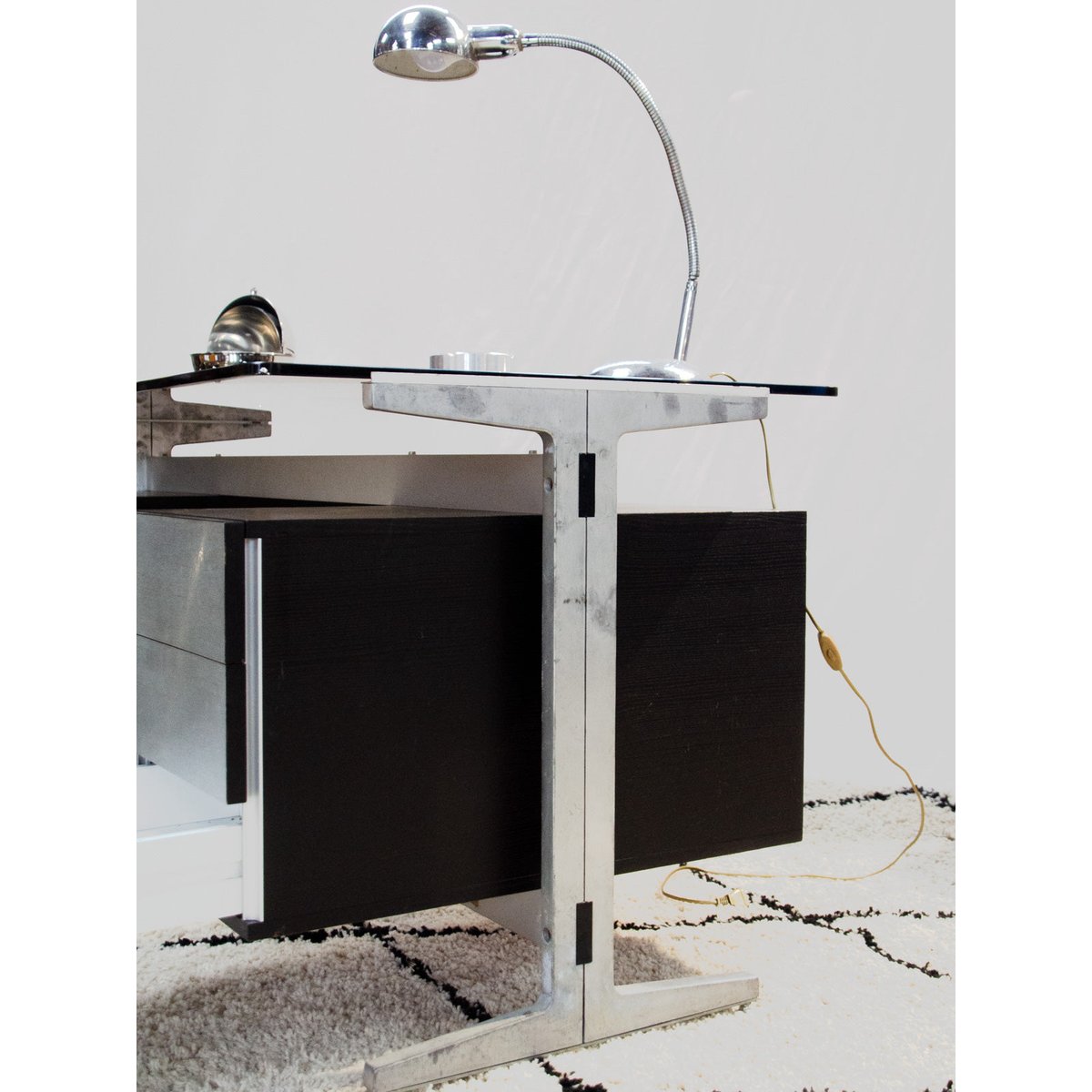 Bureau en fonte d'aluminium et verre fumé Yvan N°594 - Bon état fumé, DEBONGOUT