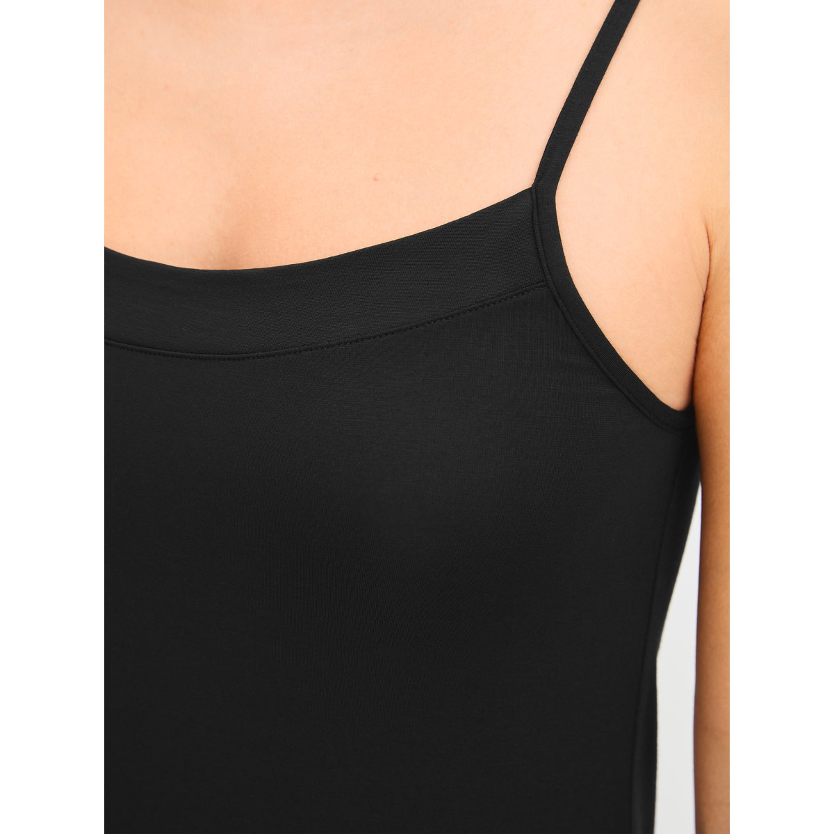 Chemise de nuit à bretelles fines, longueur 95 cm sans manches Modal BALANCING DREAMS noir, CALIDA