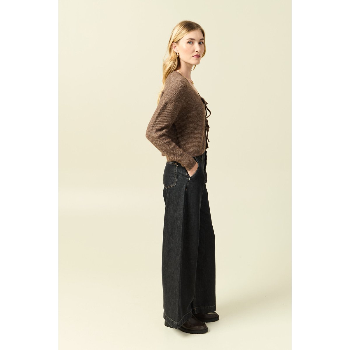 Gilet col V manches longues nœuds marron, BONOBO