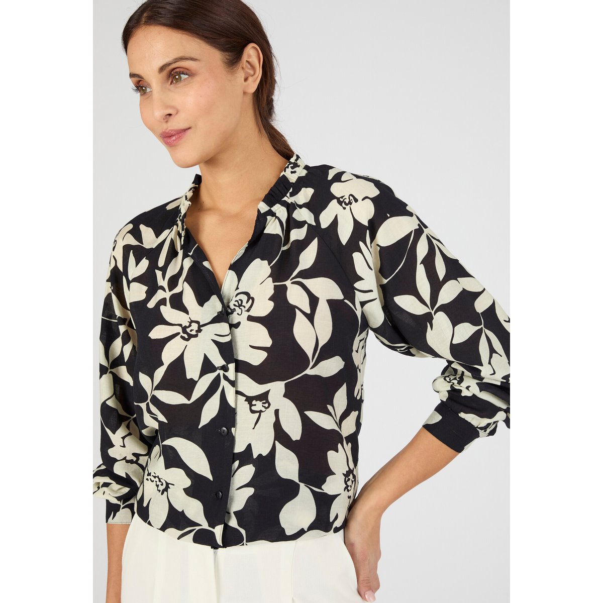 Blouse fluide bicolore noir grandes fleurs, DAMART