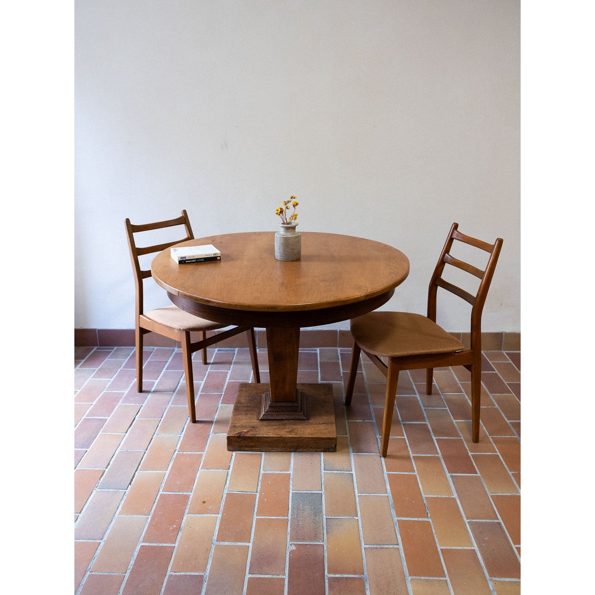 Mposante table à manger Romy N°1465 - Bon état marron, DEBONGOUT