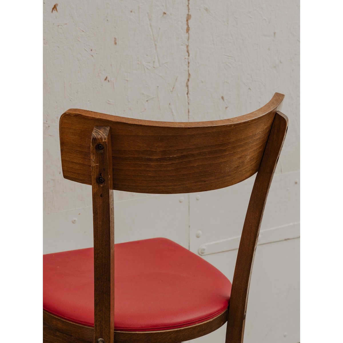 Lot de 4 chaises en simili cuir rouge Alma N°1605 - Bon état bois foncé, DEBONGOUT