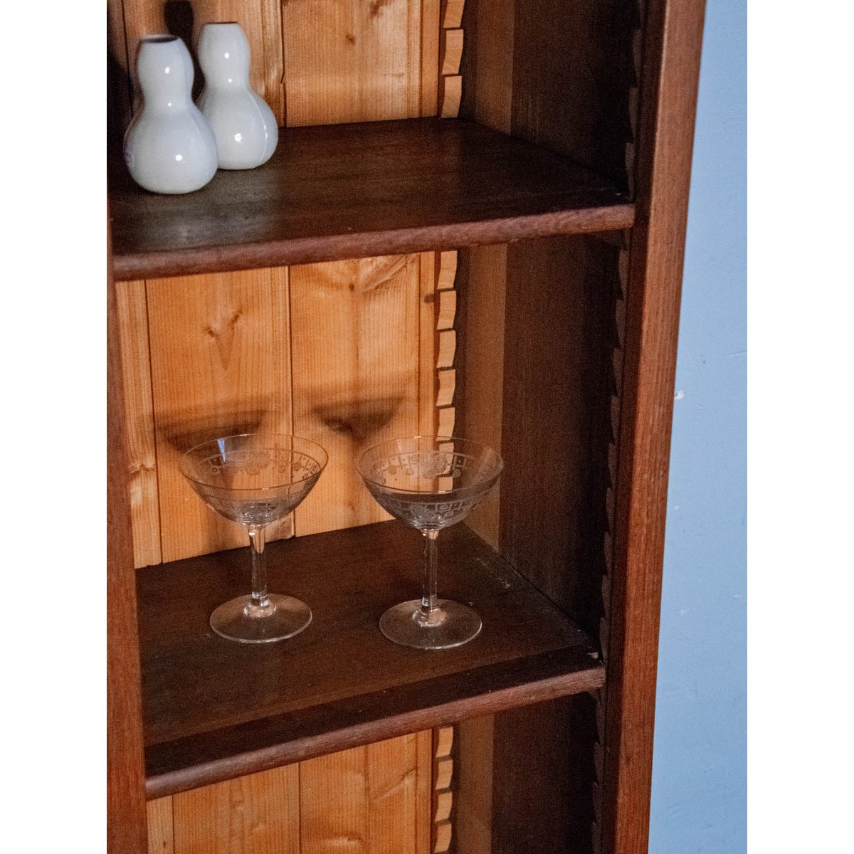 Grande étagère en bois foncé Gaëlle N°286 - Bon état bois foncé, DEBONGOUT