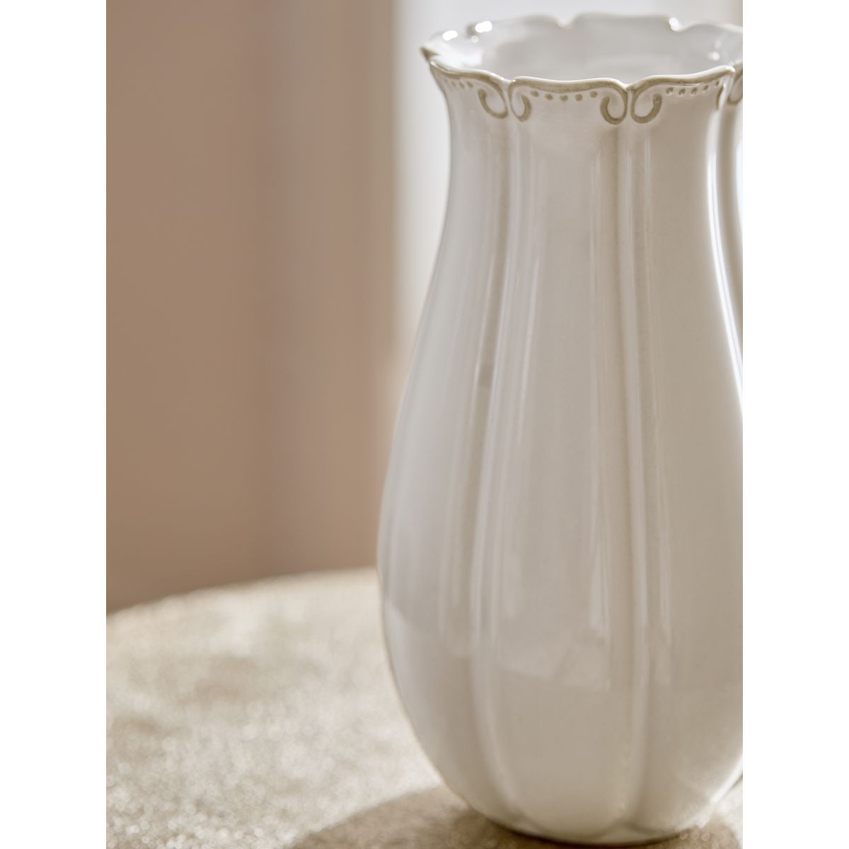 Vase en céramique vintage à bord relief blanc, NEXT
