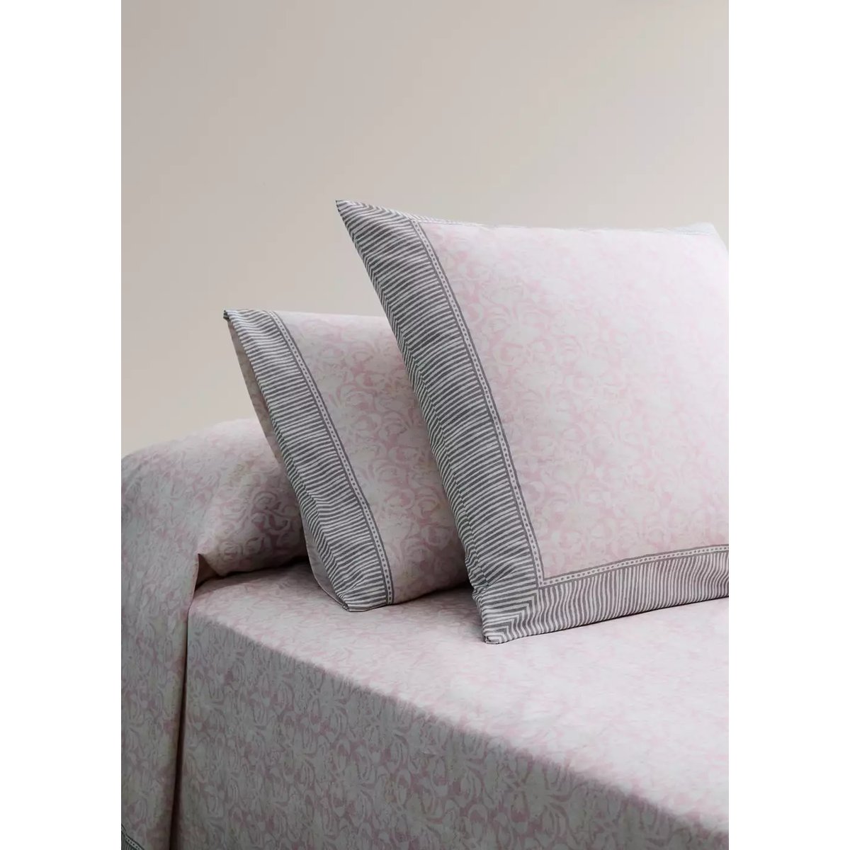 Taies d’oreiller percale de coton motif fleuri frise 60x60 cm rose pastel, MANGO HOME