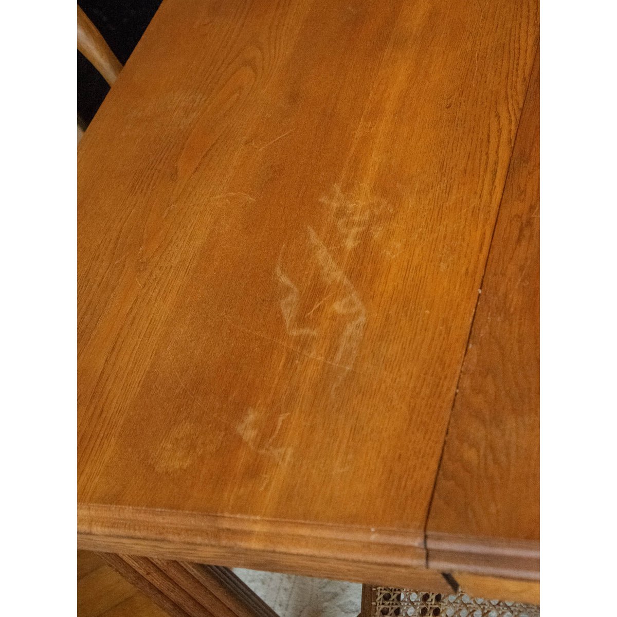 Table à manger sculptée en chêne Romy N°646 - Bon état bois clair, DEBONGOUT