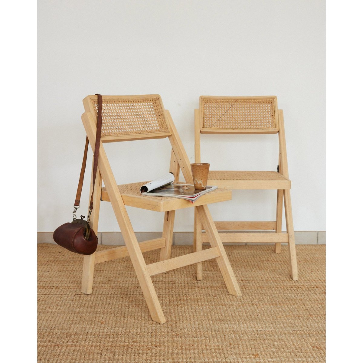 Paire de chaises pliantes en cannage Claude N°1752 - Bon état bois clair, DEBONGOUT