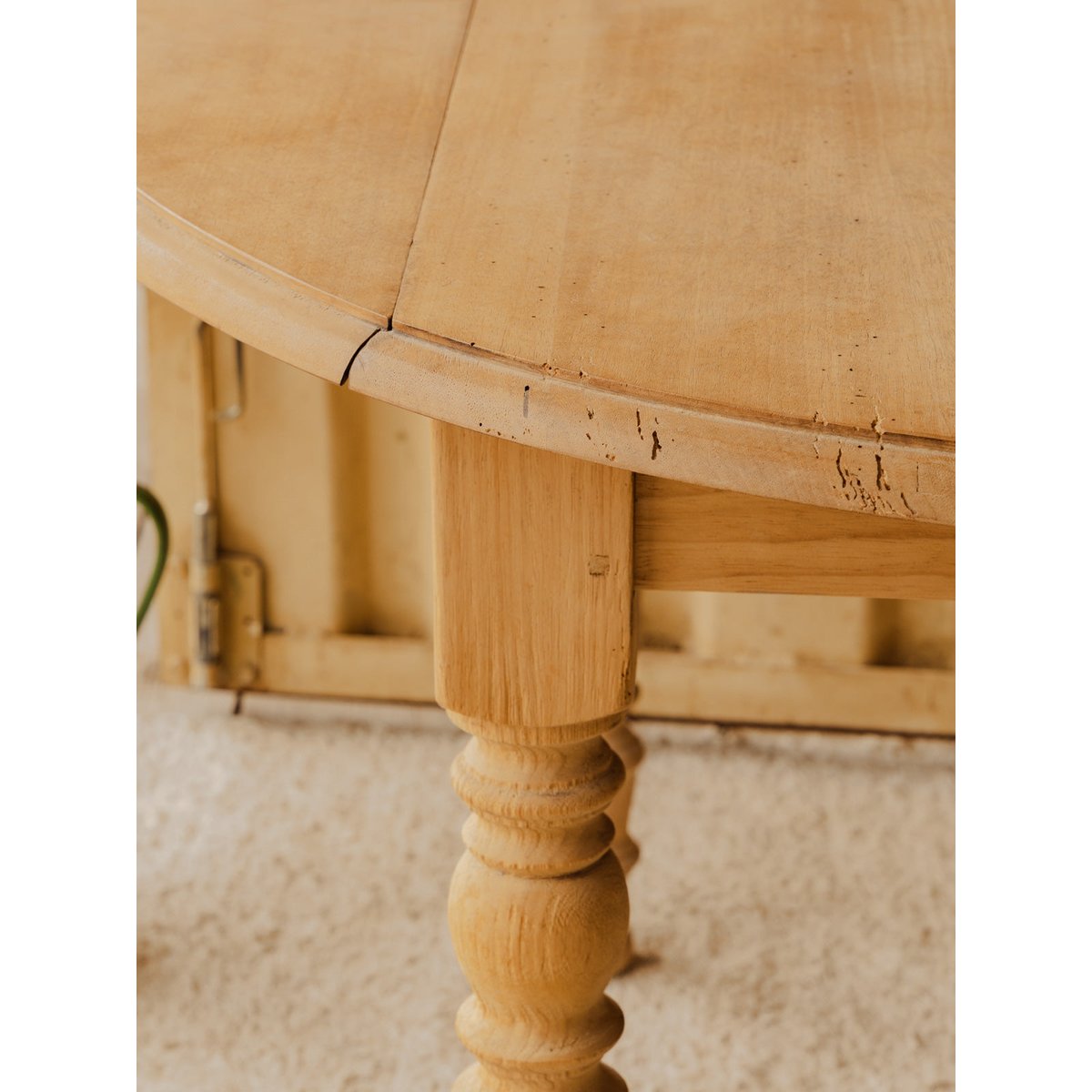 Table à manger ovale en bois Romy N°1551 - Bon état bois clair, DEBONGOUT