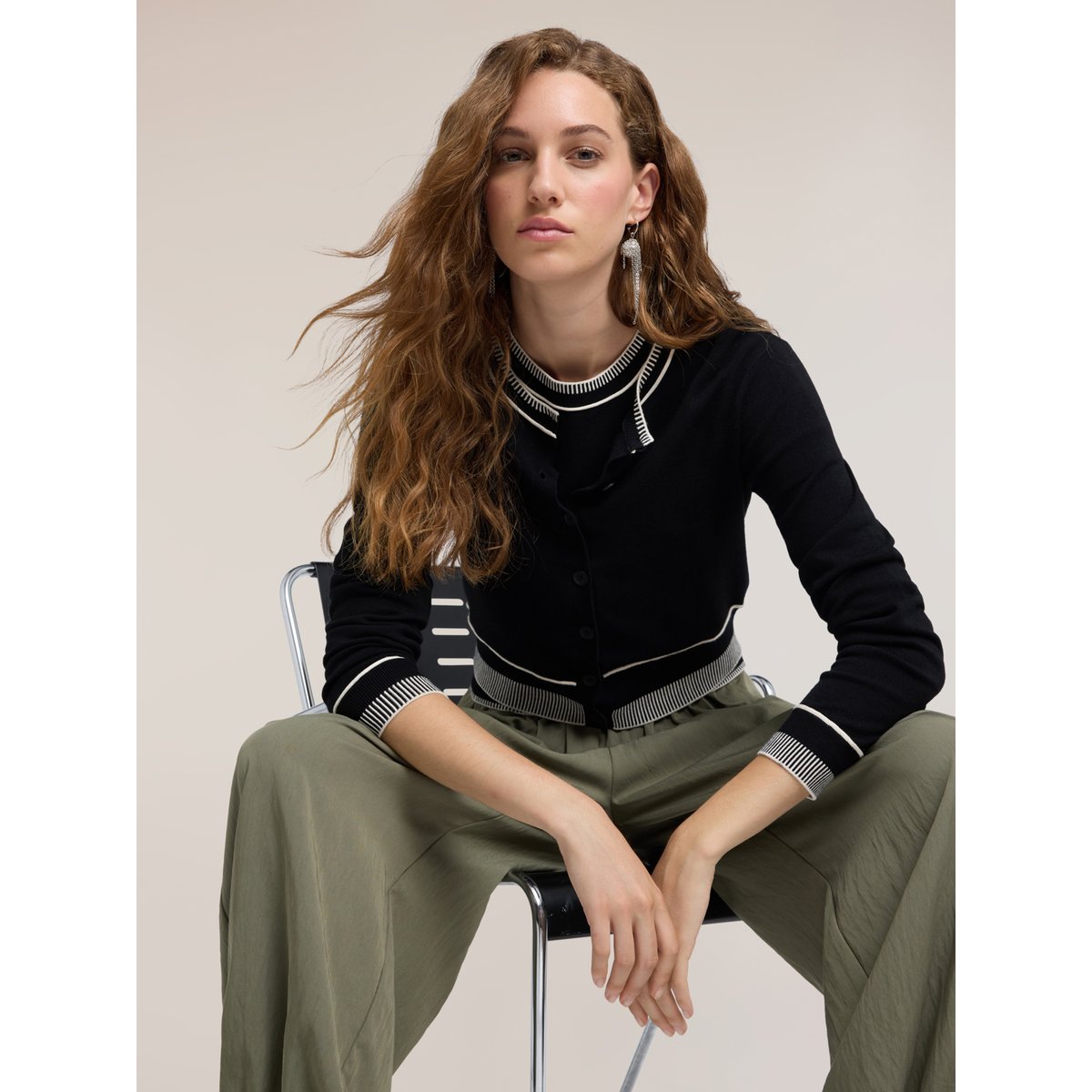 Cardigan court avec bordures contrastées noir, MOTIVI
