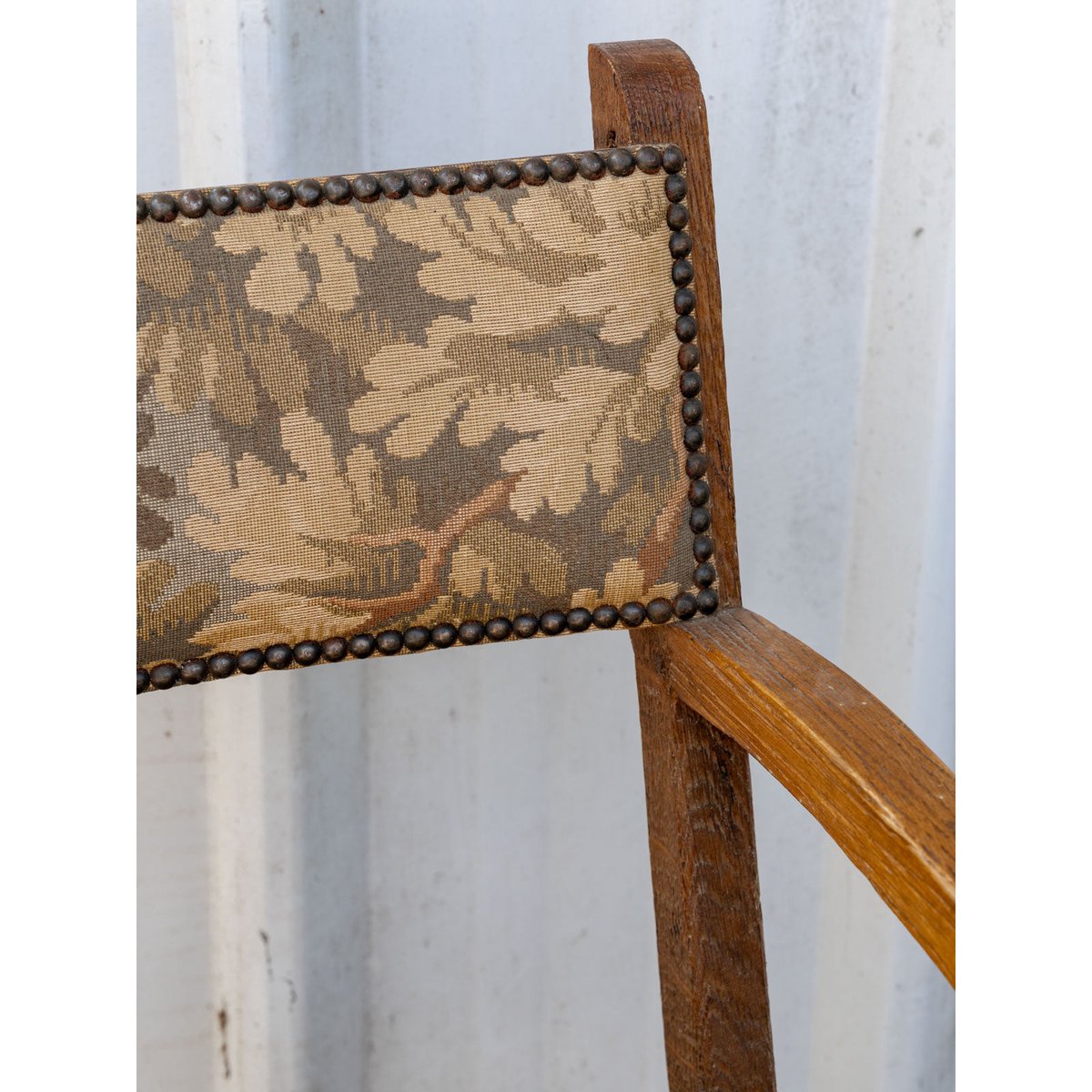 Fauteuil ancien clouté en bois et tissu Ernest N°1497 - Bon état bois foncé, DEBONGOUT