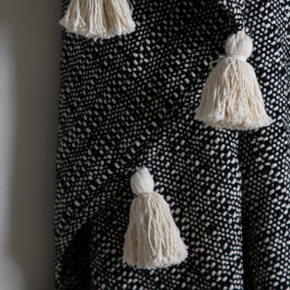 Woven Throw With Tassels black, ÉDITÉ