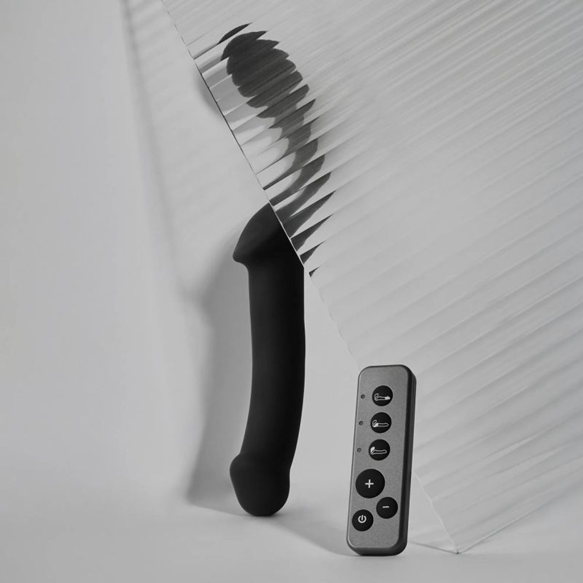 Vibromasseur Strap On 3 moteurs taille L noir, STRAP-ON-ME