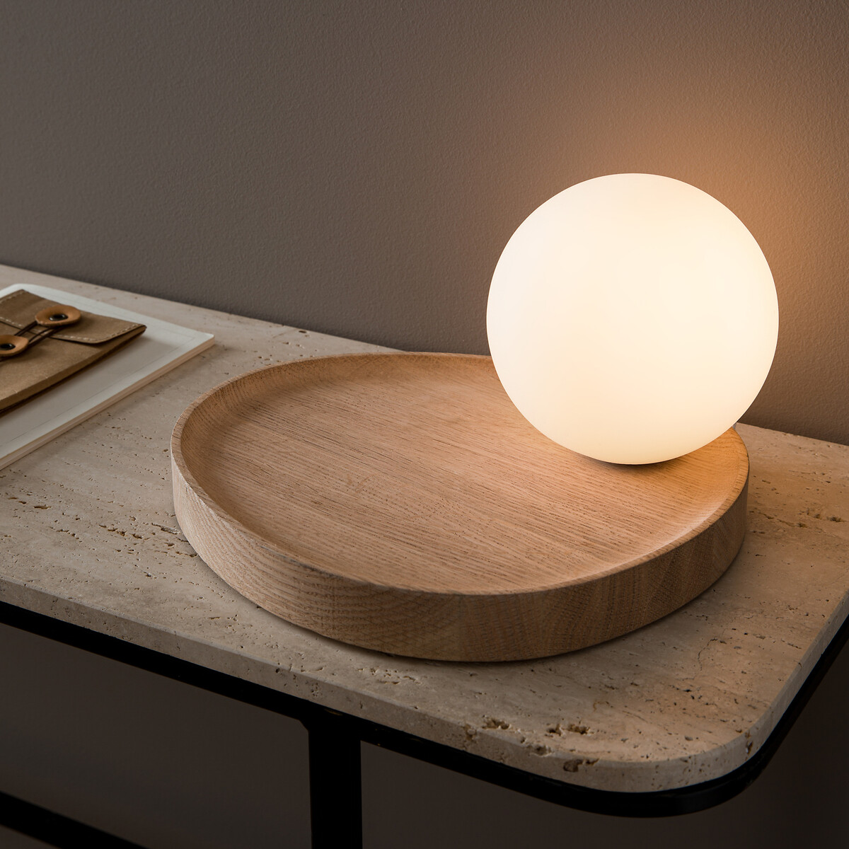 Lampe à poser, globe opaline/chêne, Hannasta chêne, AM.PM