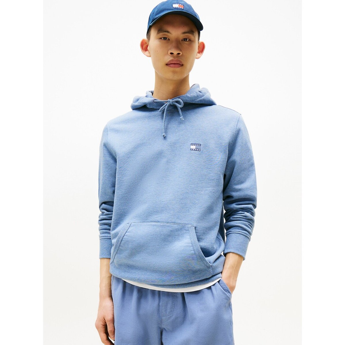 Sweat à capuche logo badge bleu, TOMMY JEANS