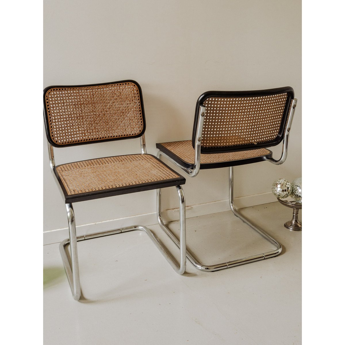 Paire de chaises en métal et cannage Alma N°1668 - Bon état argenté, DEBONGOUT