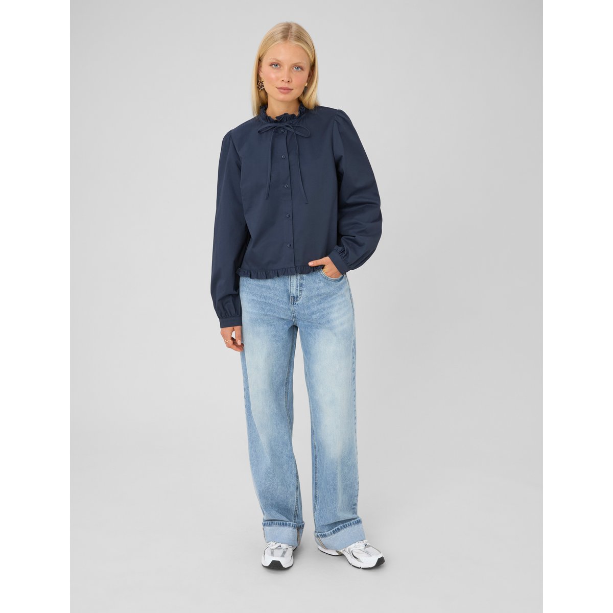 Blouse à volants bleu foncé, BZB