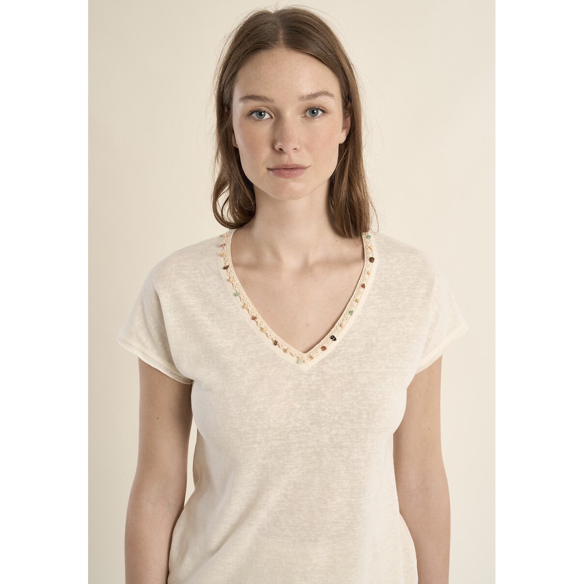 T-shirt a maniche corte con scollo a V e dettaglio in perle bianco, MOLLY BRACKEN