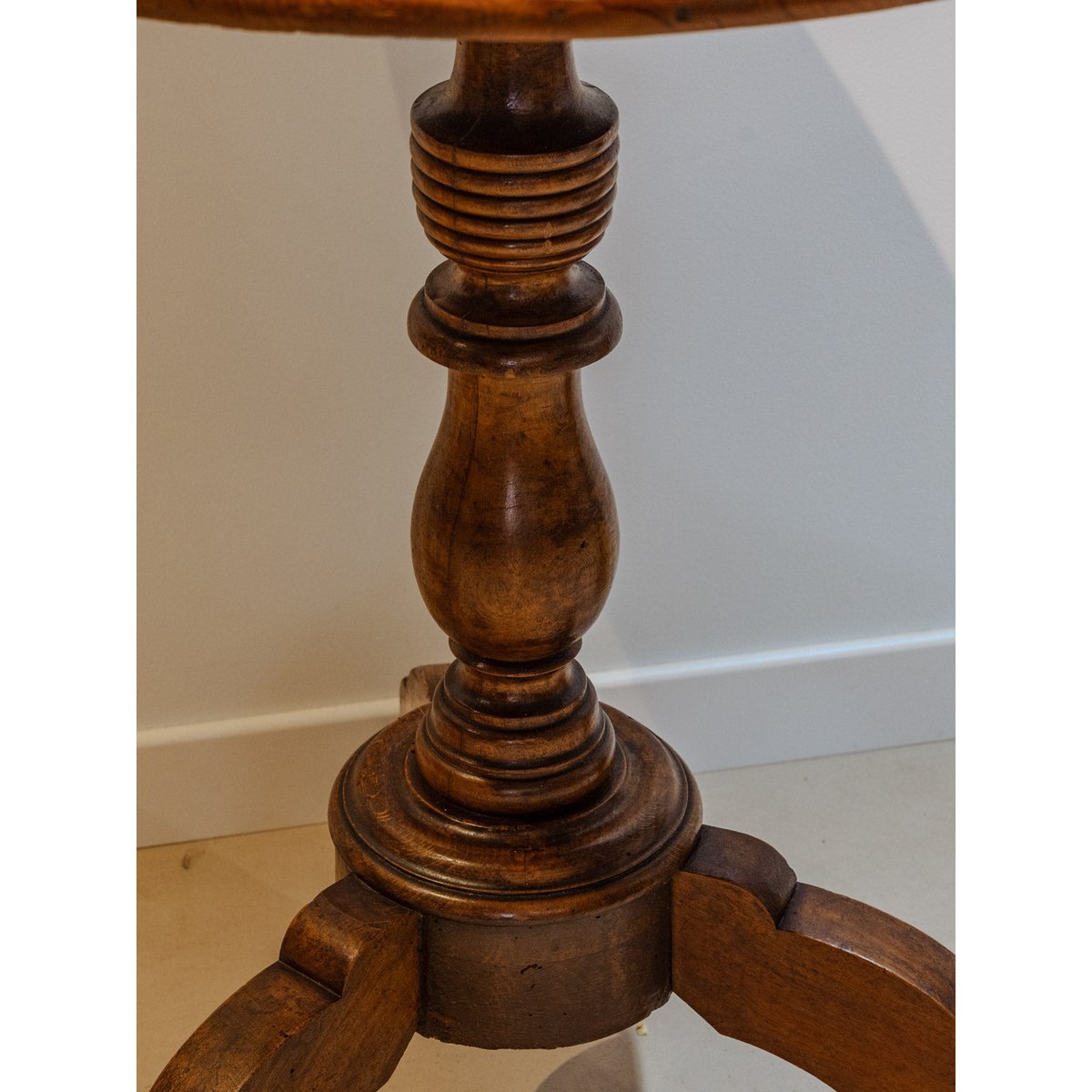 Table d'appoint en bois Francine N°918 - Bon état bois foncé, DEBONGOUT