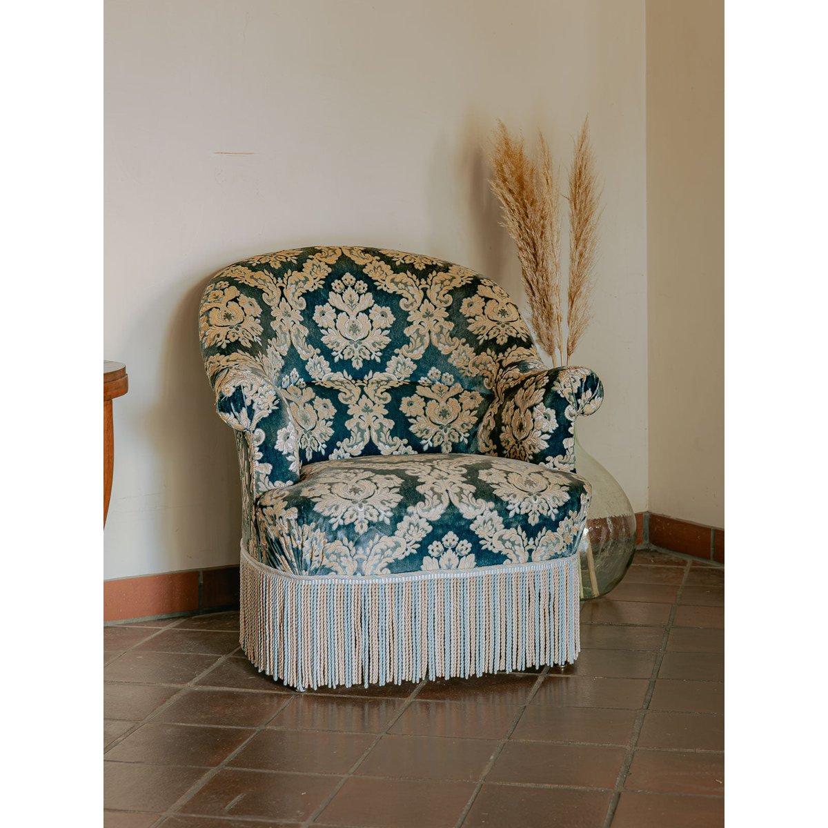 Fauteuil crapaud tapissé bleu à motifs et franges Ernest N°1095 - Bon état bleu, DEBONGOUT