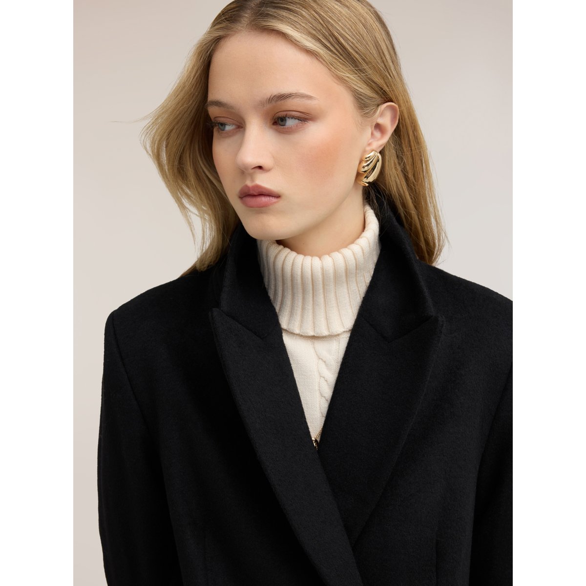 Manteau croisé noir, MOTIVI
