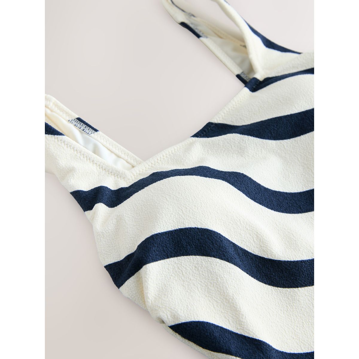 Maillot de bain gainant à encolure carrée marine/blanc ondulé, NEXT