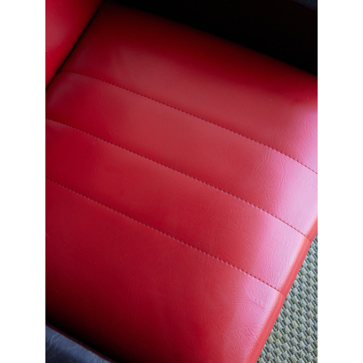Paire de fauteuils en skaï bicolore Jakob N°1396 - Bon état rouge, DEBONGOUT