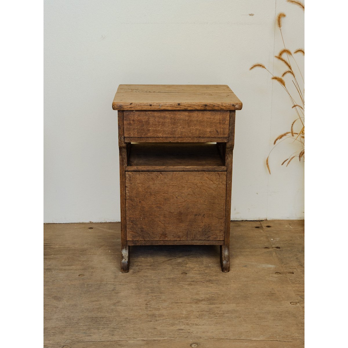 Table de chevet en bois Odile N°1439 - Bon état bois foncé, DEBONGOUT