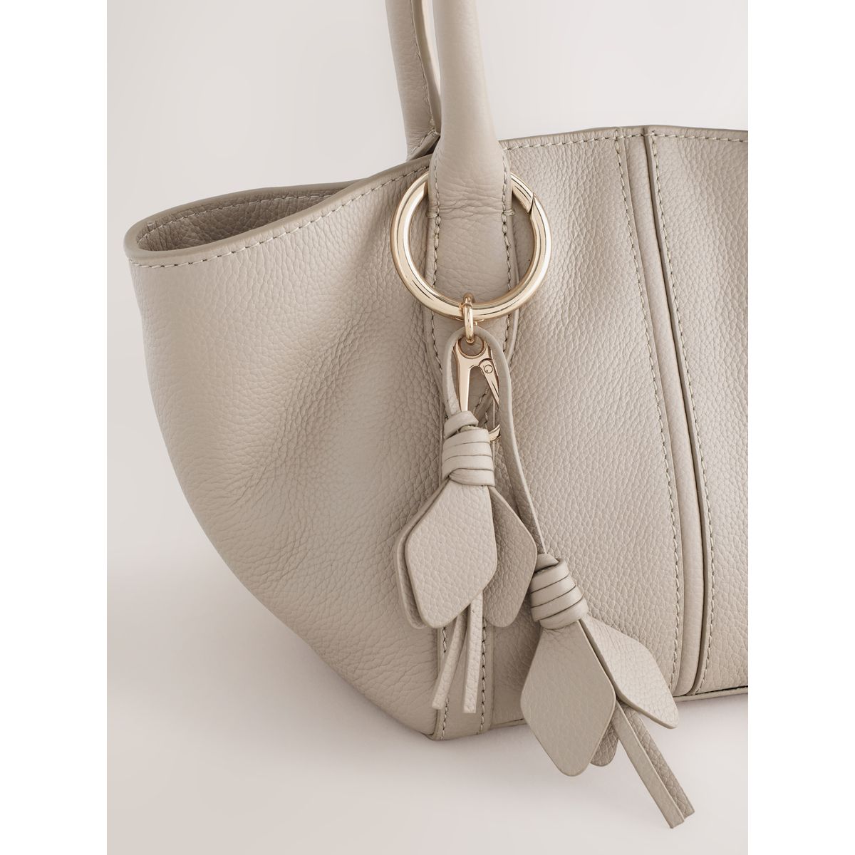 Sac à bandoulière en cuir avec pampille fleur os, NEXT