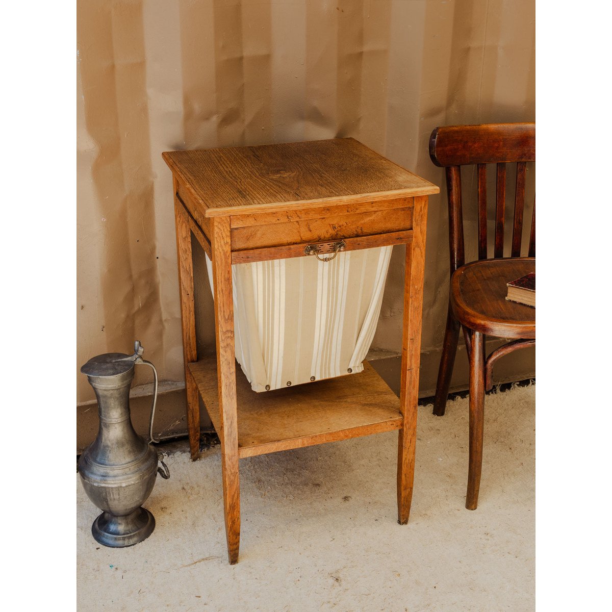Table d'appoint en bois Francine N°1079 - Bon état bois clair, DEBONGOUT