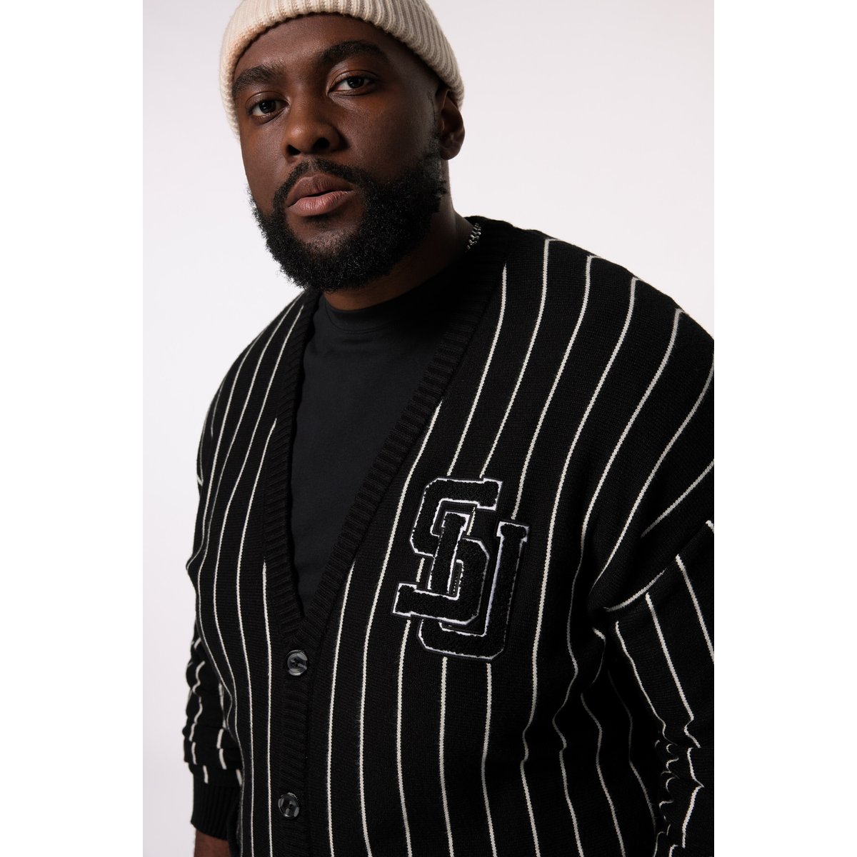 Cardigan col en V, fines rayures et flocage noir, STHUGE