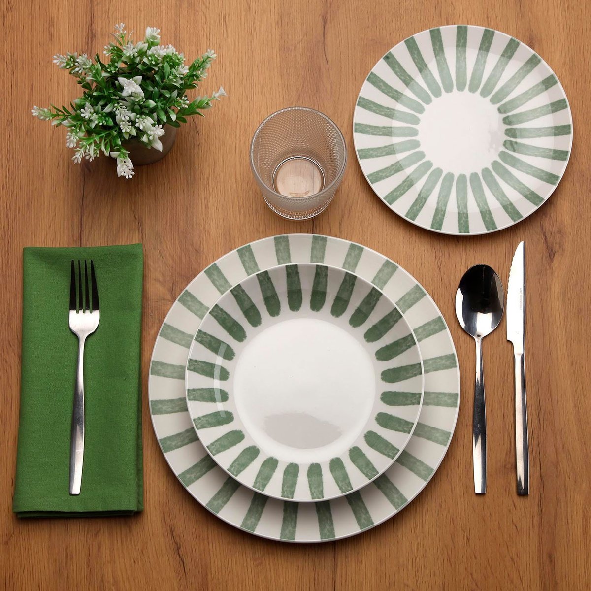 Service de 18 assiettes en porcelaine vert et blanc: plates, creuses et à dessert vert, VERSA