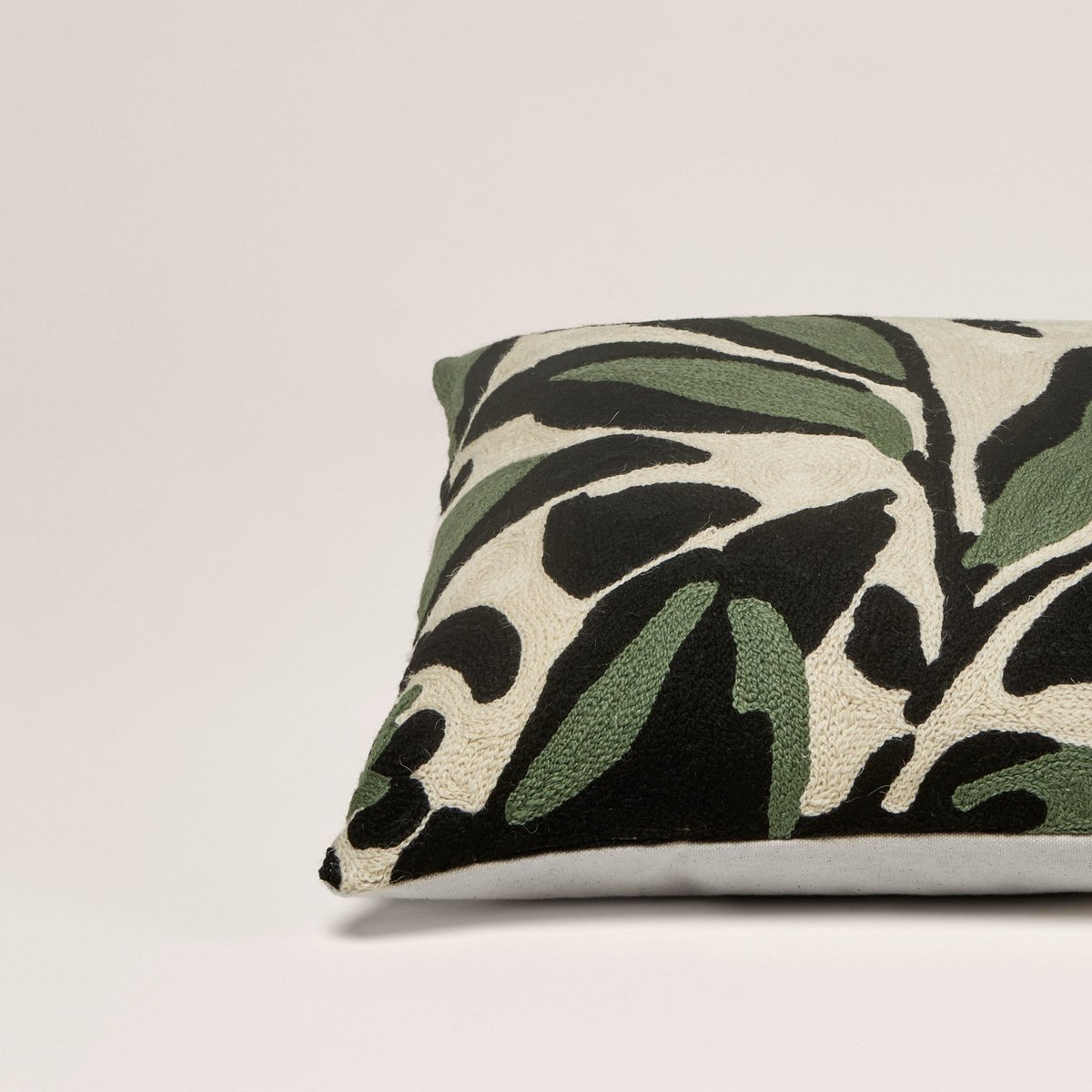 Housse De Coussin en Coton brodé de point de chaînette en fil de laine PHEODORA ivoire et sauge, MADURA