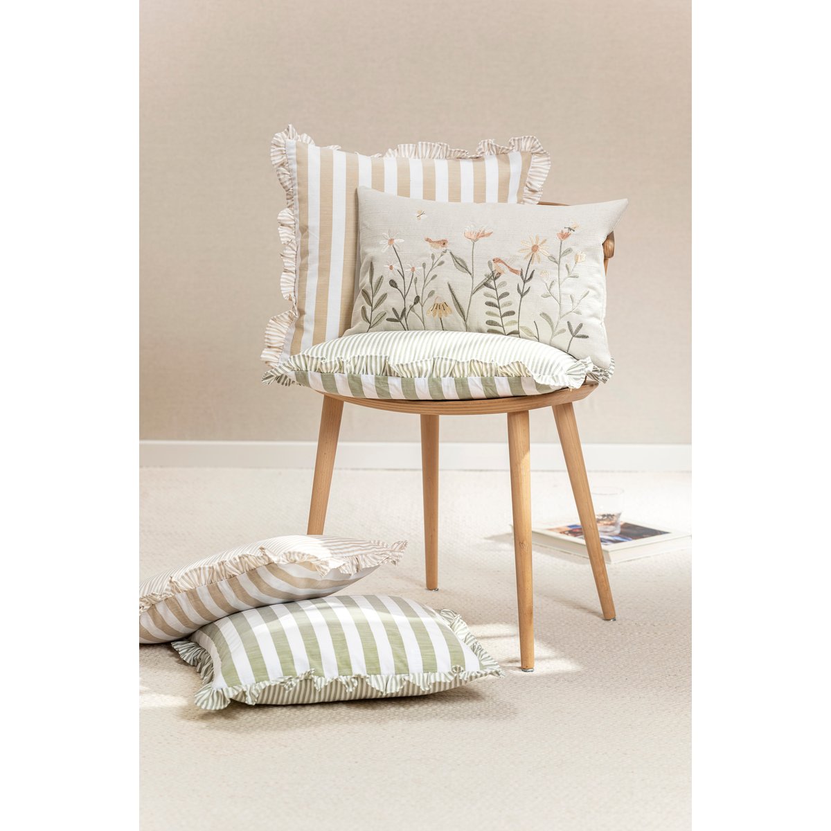 Housse de coussin rayée à volant vert MARIE sable et beige, MAGMA HEIMTEX