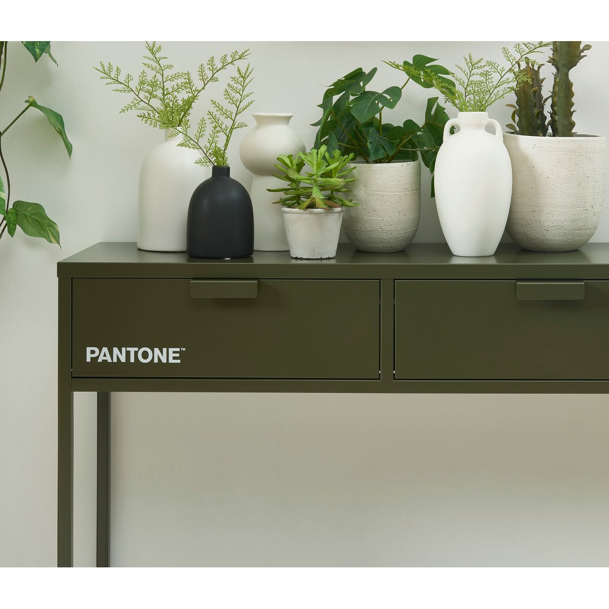 Console en acier vert olive foncé, PANTONE