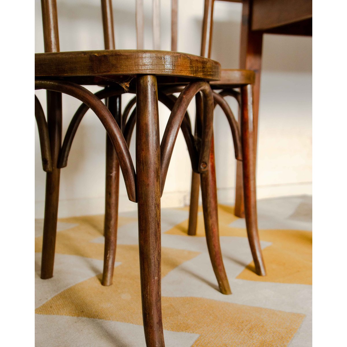 Paire de chaises bistrot en chêne Claude N°1567 - Bon état bois foncé, DEBONGOUT
