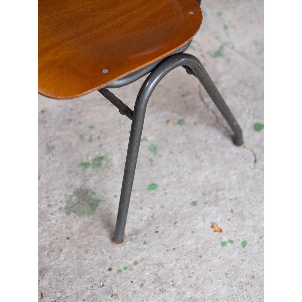 Chaise d'école au style industriel Alma N°2045 - Bon état bois clair, DEBONGOUT