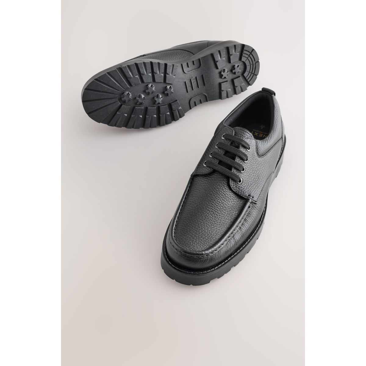 Chaussures à plastron noir, NEXT