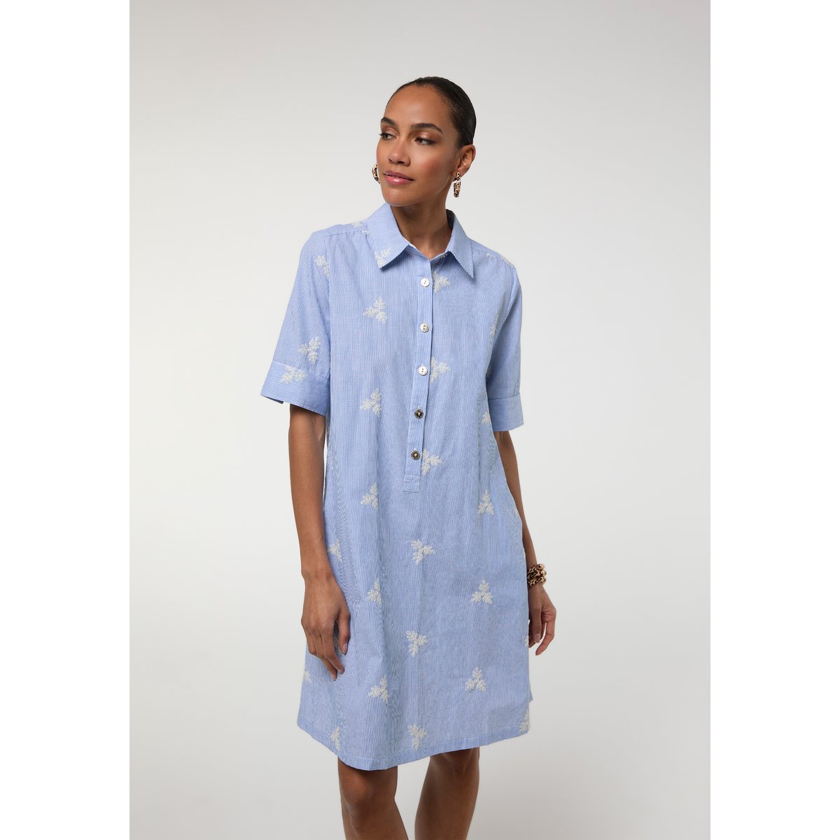 Robe chemise courte rayée à broderies florales ciel, LOLA CASADEMUNT