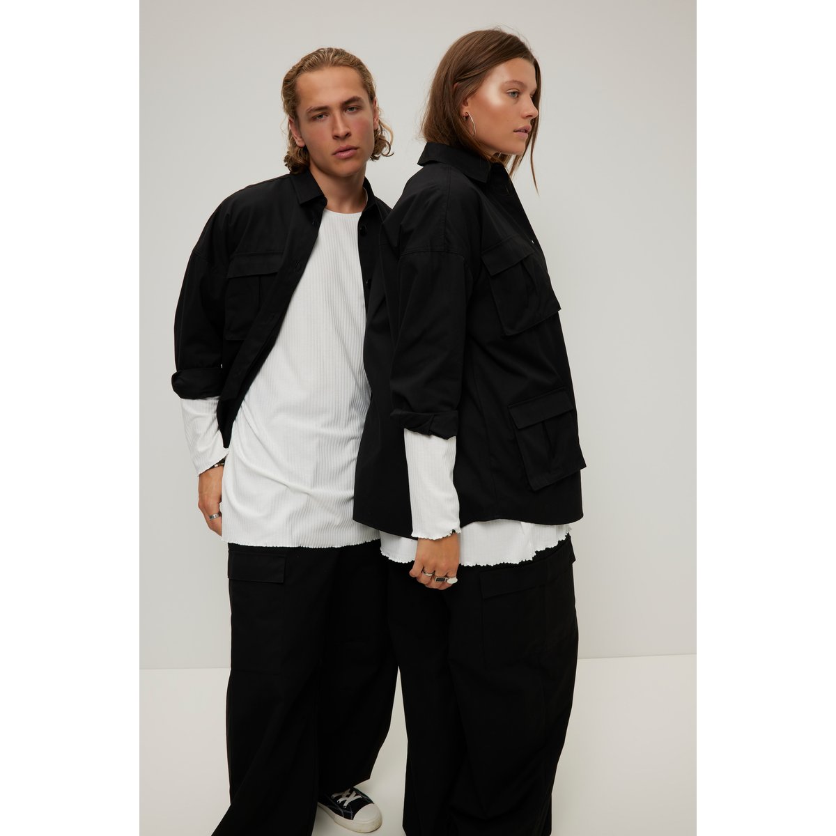 Veste chemise oversize à manches longues. noir, STUDIO UNTOLD