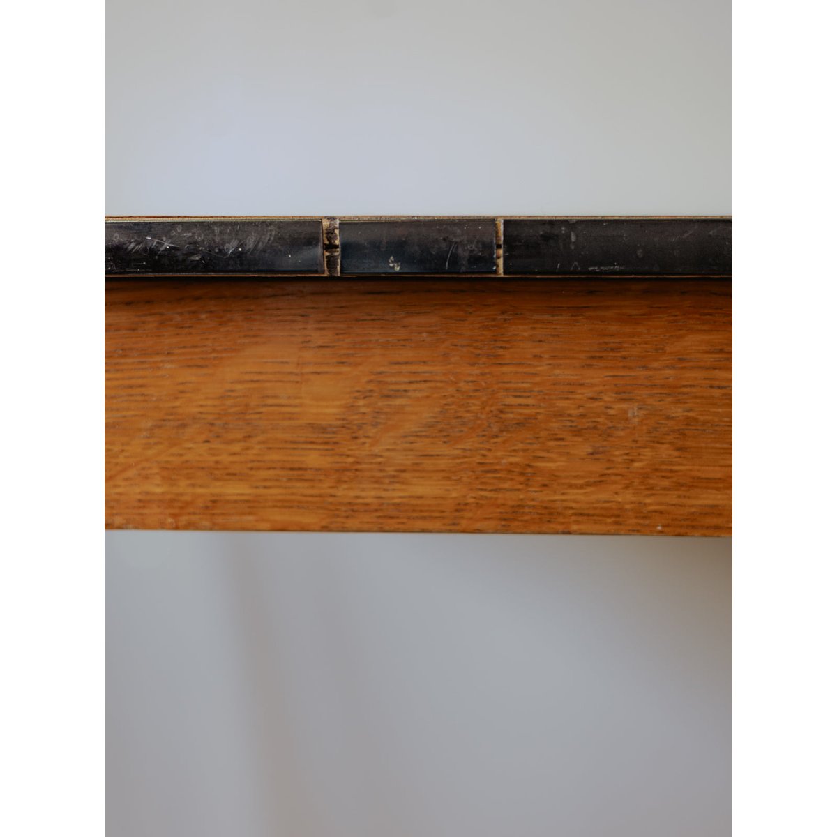Bureau années 50 en bois Edouard N°628 - Bon état bois clair, DEBONGOUT