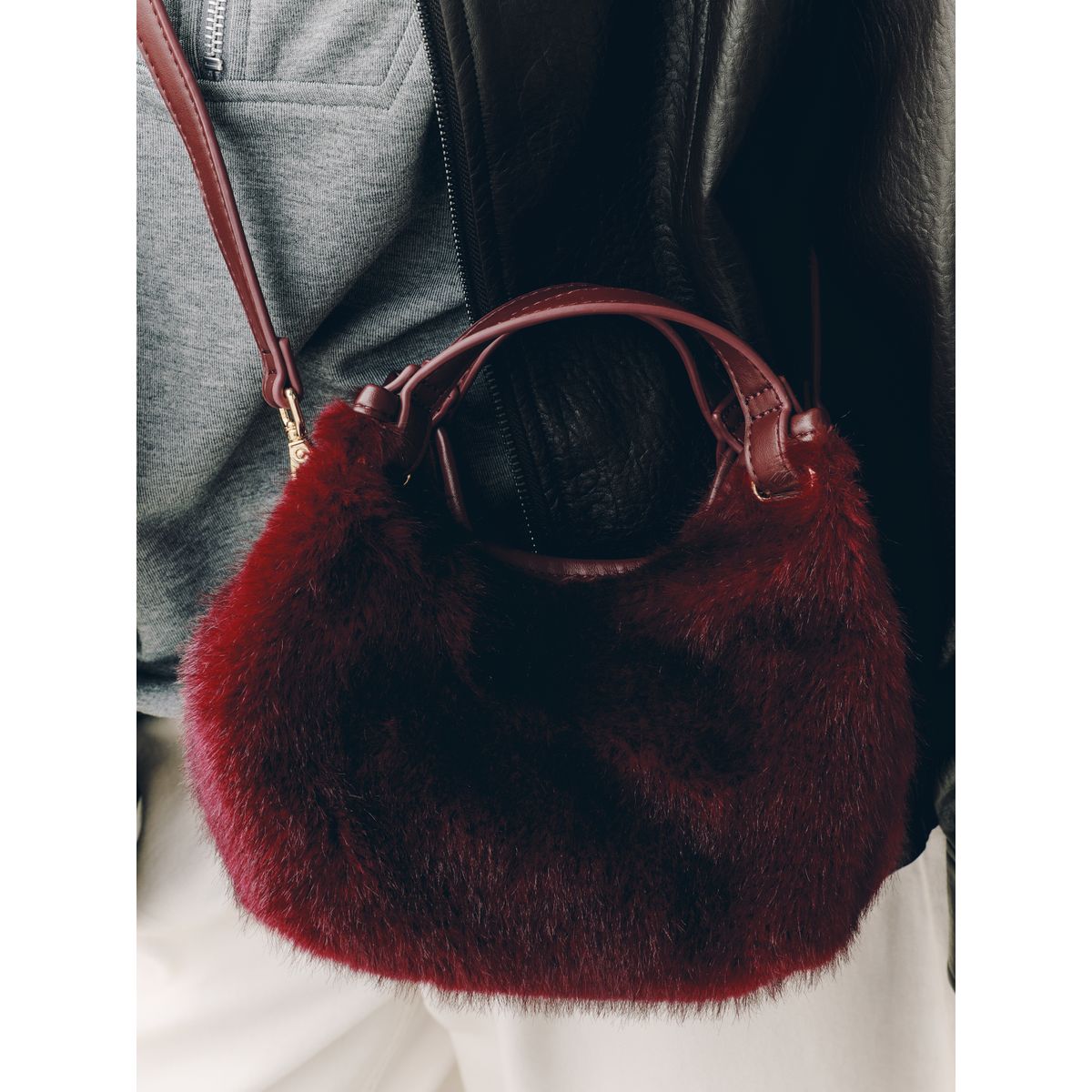Mini sac à main en imitation fourrure rouge bordeaux, NEXT