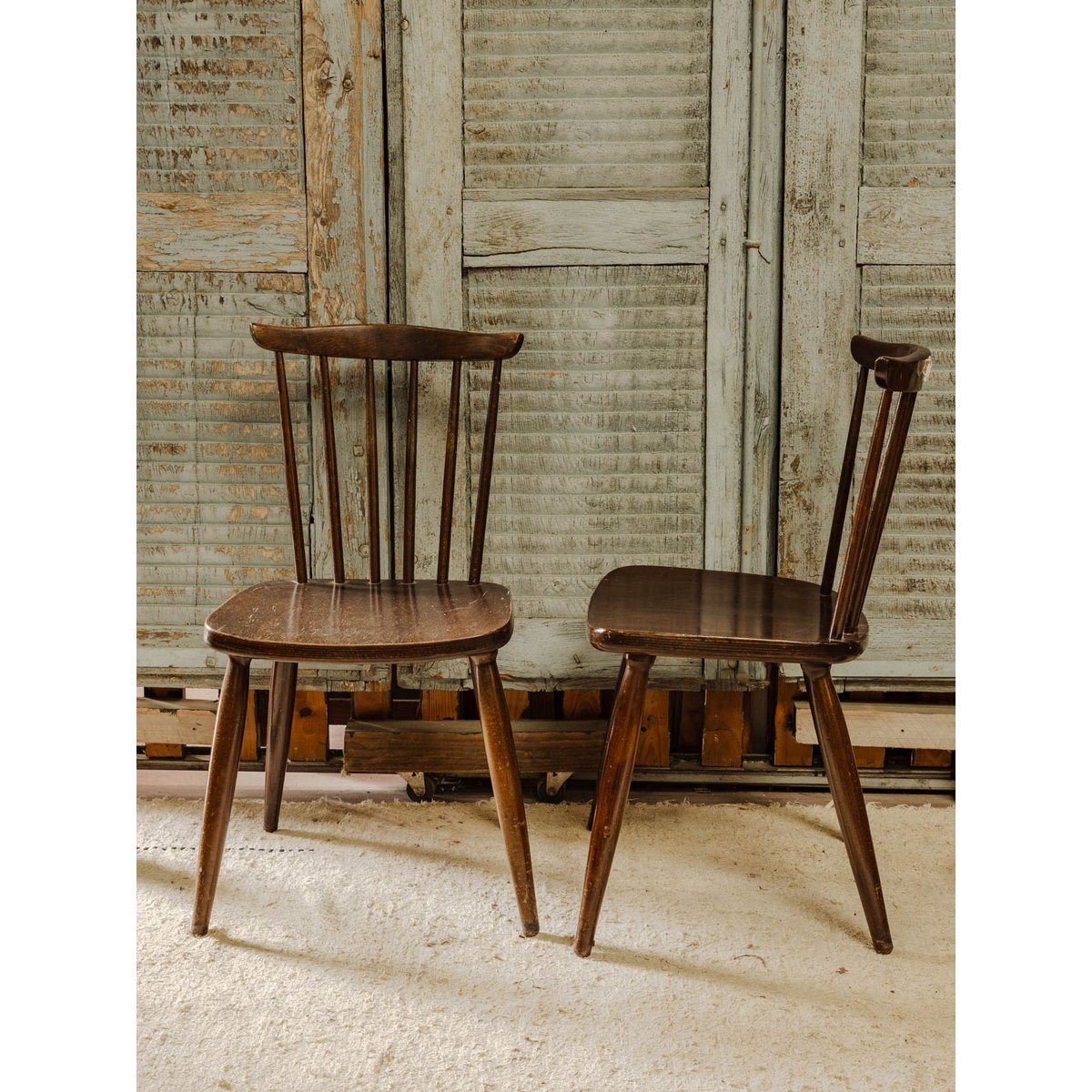 Lot de 3 chaises en bois Claude N°1566 - Bon état bois foncé, DEBONGOUT
