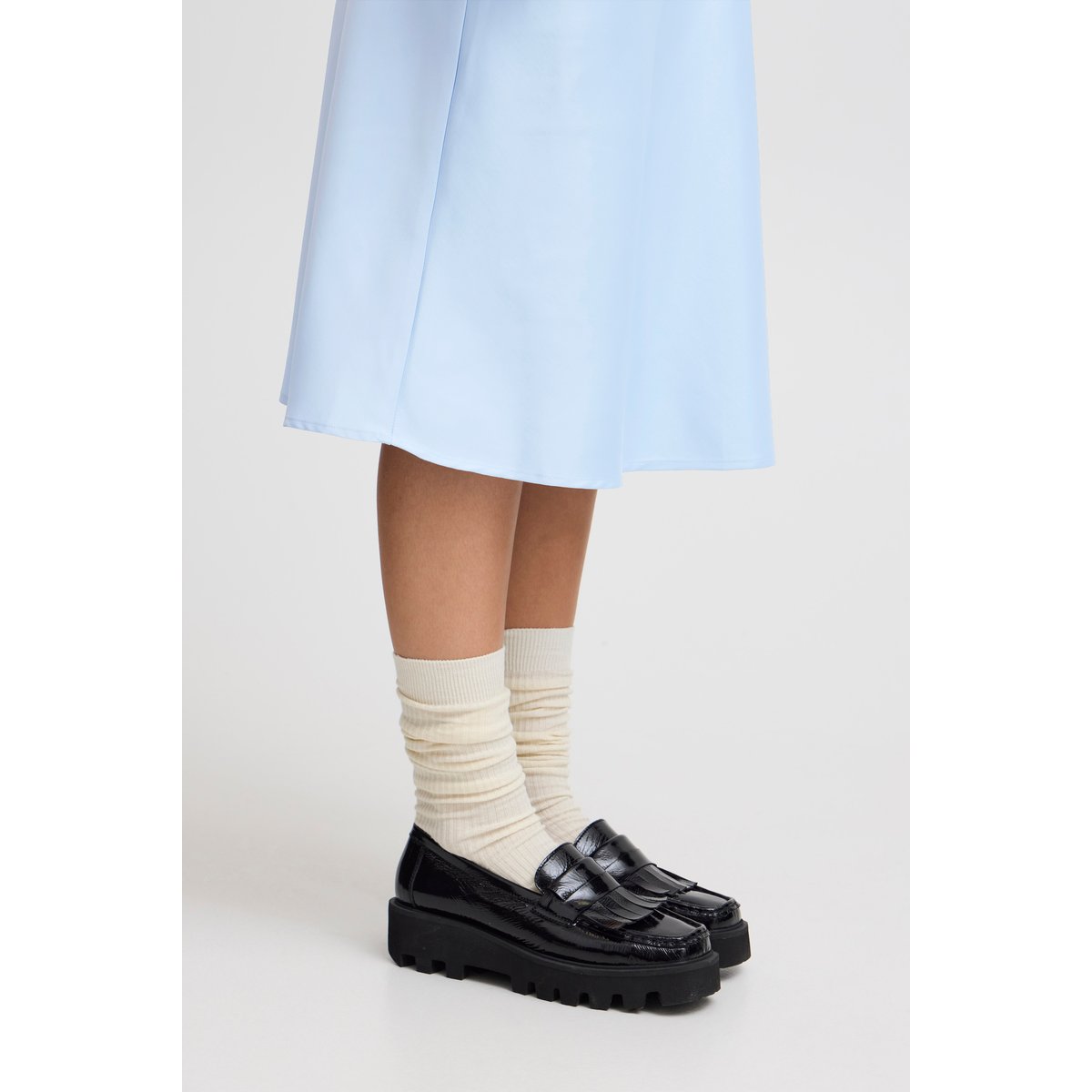 Jupe midi satinée, coupe droite bleu airy blue, ICHI