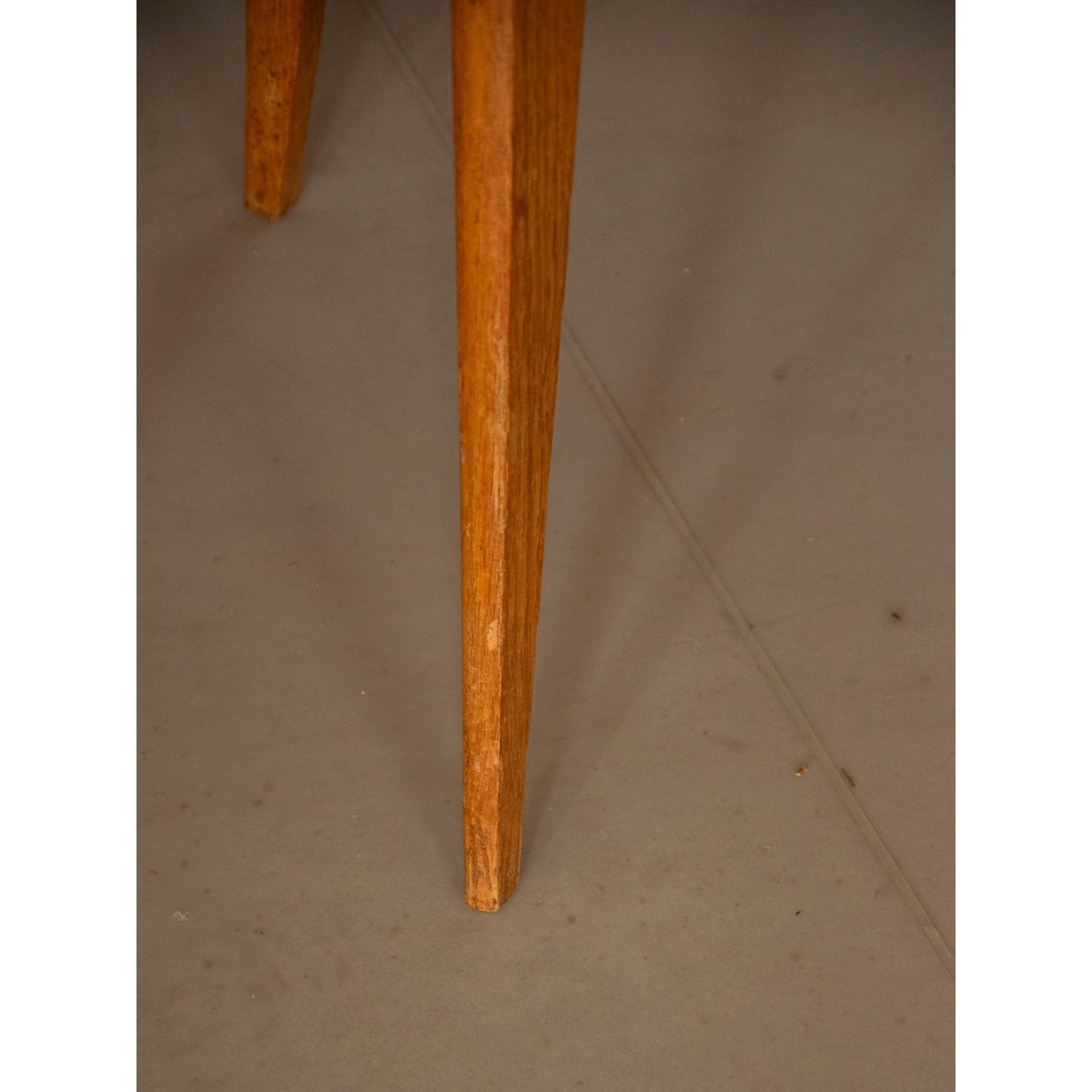 Table basse au motif marqueté Léonie N°1139 - Bon état bois clair, DEBONGOUT