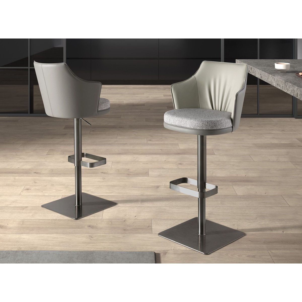Tabouret pivotant en tissu marbré et similicuir gris | acier noirci, ANGEL CERDA