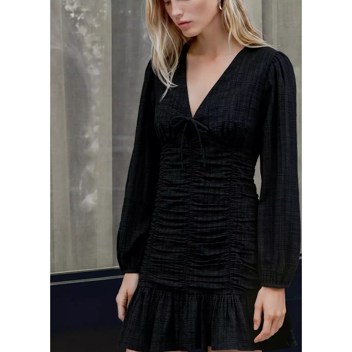 Robe courte texturée à encolure en V noir, MANGO TEEN